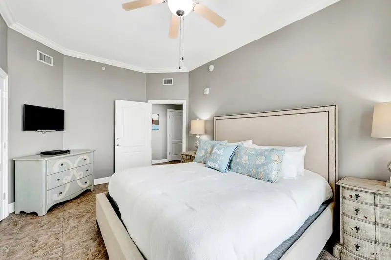 King bedroom at Oasis Unit 2201: King bed · private bath